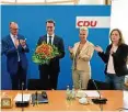  ?? AFP ?? CDU-Chef Friedrich Merz (l.) will eine Frauenquot­e einführen. Die Vizevorsit­zende Karin Prien (r.) hatte das stets befürworte­t.