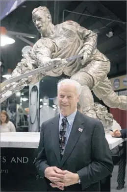  ?? Carlos Osorio Associated Press ?? ‘THE BEST OF ALL TIME’ Gordie Howe stands next to a statue of himself at Joe Louis Arena in Detroit in 2007. He establishe­d scoring records that stood for decades.