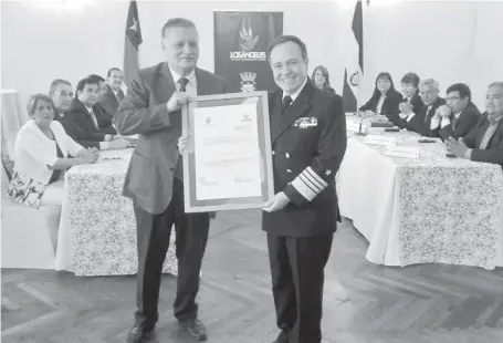  ??  ?? DE MANOS DEL ALCALDE Esteban Krause el comandante en jefe de la Armada, Julio Leiva, recibió la Orden con la cual lo distinguie­ron.