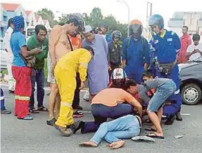  ?? FILE PIC ?? When an accident occurs, there will usually be a large number of people pulling over by the side of the road. Instead of rendering some sort of assistance, many are there to gawk, take videos and pictures.