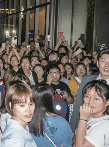  ??  ?? Fans of Chinese-canadian rapper Kris Wu wait for hours in front of a hotel in Chengdu, Sichuan Province. Their wait was in vain, as he ducked out of another entrance to avoid the crush