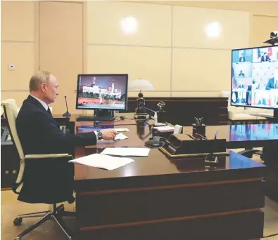  ?? ALEXEI DRUZHININ / SPUTNIK /KREMLIN POOL PHOTO VIA THE ASSOCIATED PRESS ?? Russian President Vladimir Putin attends a meeting via video conference with heads of local government­s
at the Novo-Ogaryovo residence outside Moscow last week.