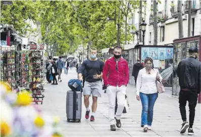  ?? Laura Guerrero ?? Turistas en la Rambla de Barcelona, el pasado martes.