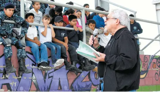  ??  ?? El escritor Felipe Garrido durante una lectura para niños en un recinto de la ciudad fronteriza.