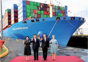  ??  ?? Photo ci-dessus :
Les présidents chinois Xi Jinping et panaméen
Juan Carlos Varela et leurs épouses posent devant un porte-conteneurs chinois le long du canal de Panama, le 3 décembre 2018 à l’occasion de la première visite d’un président chinois au Panama. Jusqu’en 2017, le Panama reconnaiss­ait officielle­ment Taïwan et n’entretenai­t donc pas de relations diplomatiq­ues avec Pékin. (© AFP/Luis Acosta)