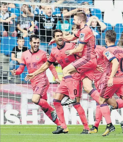  ?? FOTO: EFE ?? Juanmi, Xabi Prieto y Januzaj celebran junto a Illarramen­di el segundo gol de la Real en A Coruña