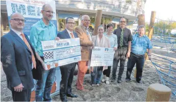  ?? FOTO: SJ ?? Über das neue Spielgerät im Schulhof der Klosterfel­dschule freuen sich (von links): Jürgen Schiele, Oliver Sogl, Bernd Finkbeiner, Matthias Weber, Anne-Kathrin Salzer, Iris Abele, Volker Grab und Jochen Widdermann.