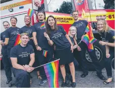  ?? FOTO: MICHAEL FOLMER ?? DELTOG. Brandkåren Attunda laddar inför den långa paraden till Pride Park som är slutstatio­nen.