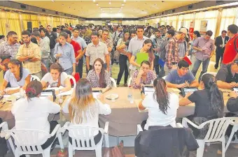  ??  ?? Si bien los datos globales de empleo muestran mejoras en el tercer trimestre, el sector comercial todavía siente los impactos de la desacelera­ción económica.