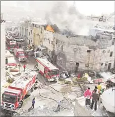  ?? KFSD photo ?? Smoke billows from the house in Jleeb Al-Shuyoukh.