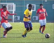  ??  ?? Mumbai FC’S NP Pradeep (centre) in possesion against ONGC at the Cooperage Ground on Saturday.