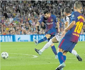  ?? REUTERS ?? Perla. Messi firma de zurda el 1-0, tras una pared con Suárez.