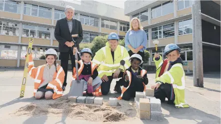  ??  ?? Councillor­s Barry Curran and Debra Waller with project manager Andrew Bruce and Dame Dorothy Primary School pupils.