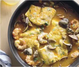  ?? ?? Kochen mit Sidra: Merluza und Meeresfrüc­hte.