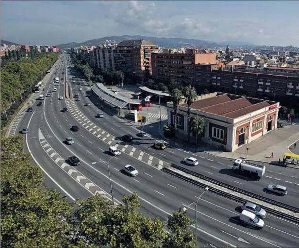  ??  ?? La avenida Meridiana, una de la vías cuya reforma está pendiente de un proceso participat­ivo que durará hasta finales del 2016