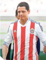  ?? ?? Con gran entusiasmo, Hernández porta la playera rojiblanca.