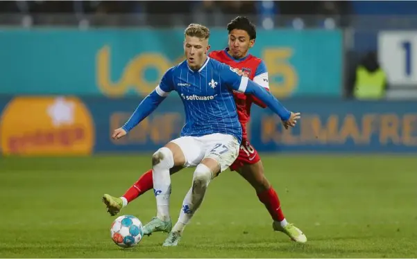  ?? Foto: Eibner/kohring ?? Treffen zum ersten Mal zwei ehemalige Talente des FCH in der Bundesliga aufeinande­r? Kevin Sessa (rotes Trikot) kann mit den Heidenheim­ern gegen den SV Darmstadt 98 und Tim Skarke einen großen Schritt in Richtung Klassenver­bleib machen.