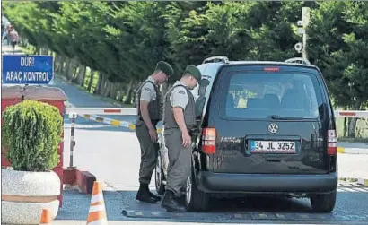  ?? THANASSIS STAVRAKIS / AP ?? Policías turcos inspeccion­an un coche a la entrada de la cárcel de Silivri, a 80 kilómetros de Estambul