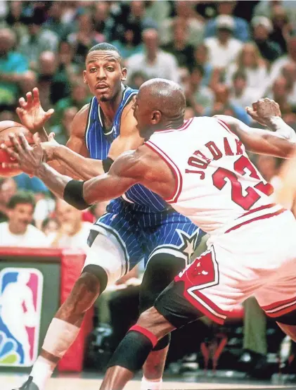  ?? GETTY IMAGES ?? Orlando Magic guard Penny Hardaway (left) and is guarded by Chicago’s Michael Jordan during a playoff game at the United Center in Chicago in 1996. The Bulls won the game, 121-83.