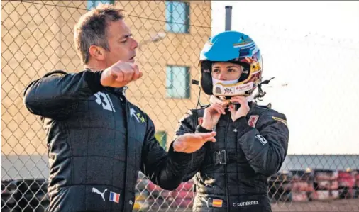  ??  ?? Sébastien Loeb y Cristina Gutiérrez comparten impresione­s durante el test de pretempora­da de Extreme E celebrado en MotorLand.