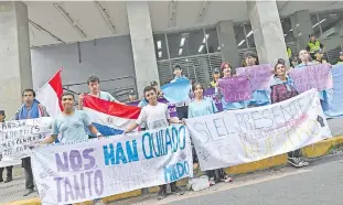  ?? ?? Estudiante­s exigen el cumplimien­to de la ley del boleto estudianti­l, que garantiza el pago de medio pasaje.
Pasajeros soportan largas esperas en las paradas por las unidades del transporte público.