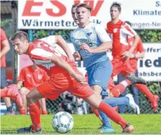  ?? FOTO: PETER SCHLIPF ?? Fußball verrückt in Schwabsber­g. Zwei unterschie­dliche Hälften führen zu einem 4:3-Sieg für die DJK (weißes Trikot).