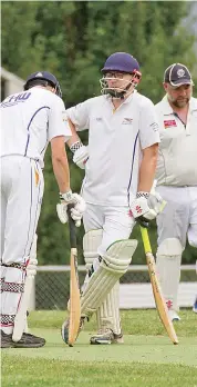  ??  ?? Ellinbank opener Chris Pallot discusses some strategy with his teammate in the middle.