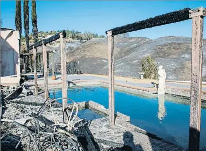  ?? EUGENE GARCIA / EFE ?? Una estatua y una piscina, únicos supervivie­ntes en una mansión de Bell Canyon tras el paso del fuego