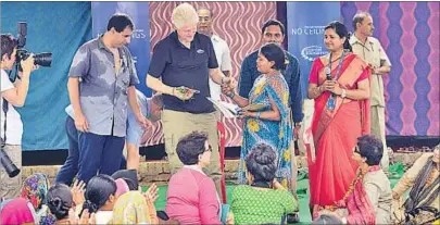  ?? ASHOK DUTTA/HT PHOTOS ?? Bill Clinton signs an autograph for a woman in Jabrauli. For many villagers, meeting the US ex-President was a dream come true.