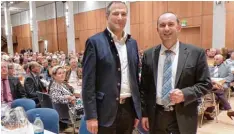  ?? Foto: Uwe Bolten ?? Alexander Hold (links) und Hubert Aiwanger (rechts) waren sichtlich beeindruck­t von der gefüllten Singoldhal­le in Bobingen. Nicht nur Freie Wähler waren als Zuhörer ge kommen.