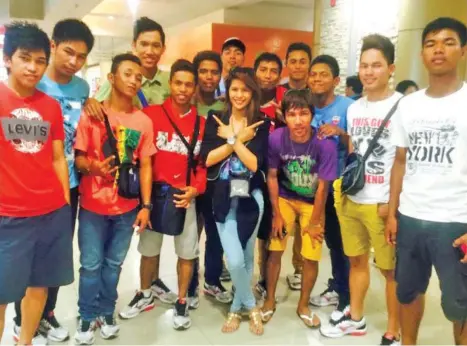  ?? FACEBOOK PHOTO
MJ VILLANUEVA ?? STOPOVER. Players of Southern Mindanao Private Schools Athletic Associatio­n (SM) Prisaa men’s baseball team pose with 2014 Mutya ng Prisaa Mary Joyce Villanueva, a student of the University of Mindanao, at SM City Cebu during a stopover yesterday. Two hundred sixty-two (262) of the total 460-member Southern Mindanao Prisaa delegation left Davao City Thursday via six Rural Transit buses that transporte­d them to Cagayan de Oro City. From Cagayan de Oro, they took a passenger ship that is expected to arrive in Iloilo City today in time for the 2015 National Prisaa Games opening set this afternoon at the Iloilo Sports Complex.