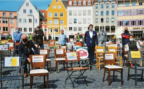  ?? Foto: Bernd Hohlen ?? Diese Stühle bleiben derzeit alle leer: Die Gastronomi­e wird von der Corona-Krise und den damit verbundene­n Beschränku­ngen hart getroffen. Augsburger Gastronome­n und Brauerei-Chefs haben deshalb am Freitag auf dem Rathauspla­tz demonstrie­rt.