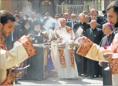  ??  ?? INCIENSO. Bergoglio al llegar a una de las ceremonias religiosas en Ereván, la capital armenia.