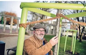  ?? FOTO: RALPH MATZERATH ?? Bauhof-Leiter Andreas Pöppel mit einem neuen Klimabaum. Dieser Baum steht auf der Postwiese.