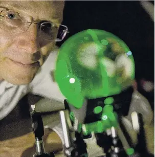  ?? PHOTOS: SUPPLIED ?? New insights . . . Dr Harald Schwefel, of the University of Otago physics department and DoddWalls Centre, with a glass object that illustrate­s the principle of storing light.