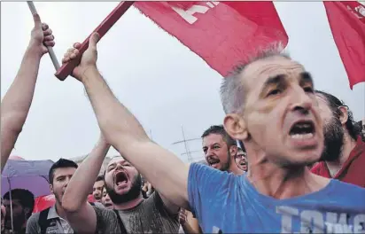  ?? AP PHOTO ?? Demonstrat­ors shout slogans during a rally organized by supporters of the No vote in the northern Greek port city of Thessaloni­ki, Friday.