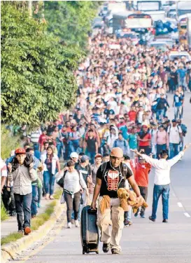  ?? ORLANDO SIERRA/AFP ?? Parte de la caravana que este sábado llegó a la comunidad de Cofradía.