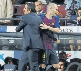  ?? FOTO: PEP MORATA ?? Valverde abraza a Iniesta tras cambiarle Le sustituyó por Alcácer en el 82’