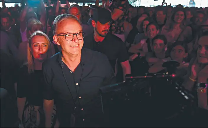  ?? AAP Image / Lukas Coch ?? Labor leader Anthony Albanese attends the Byron Bay Bluesfest on April 17 with his partner, Jodie Haydon.