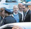  ?? FOTO: APF ?? Harvey Weinstein (im blauen Pullover) stellte sich am Freitag der Polizei.