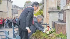  ??  ?? Chenays Bürgermeis­ter Frank Jacquet (l.) und Stettens Ortsvorste­her Johannes Baur legten an einem Ehrenmal zum Ersten Weltkrieg Kränze nieder.