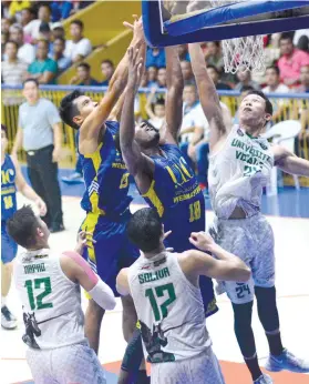  ?? AMPER CAMPAÑA) (SUNSTAR FOTO/ ?? BATTLE OF THE BOARDS. UC’s Frederick Ngoh Elombi and Kei Ya Andre Kishimoto fight Jason Balabag for the ball in Game 1.