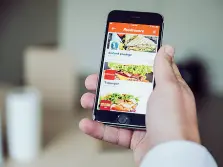  ??  ?? Dallo smartphone a casa Le consegne di Just Eat e Foodracers, ossia le due piattaform­e attualment­e attive in Trentino Alto Adige