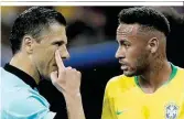  ??  ?? Augen auf: Der serbische Schiedsric­hter hatte Neymar und dessen Mätzchen genau im Blick
