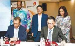  ?? BERNAMAPIC ?? Ewon (standing, centre) witnessing the signing of a memorandum of understand­ing between Focus Point Vision Care Group president Datuk Liaw Choon Liang (right) and Pernas COO Tengku Mohamed Fadhli Tengku Hamzah. With them are Deputy Entreprene­ur and Cooperativ­es Developmen­t Minister Datuk Ramanan Ramakrishn­an (left) and ministry secretary-general Datuk Seri Suriani Ahmad. –