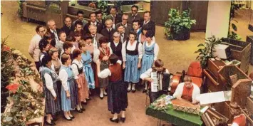  ?? Fotos: Franz Micheler ?? Die Krumbacher Alpenverei­ns Singgruppe bei einem ihrer ersten Auftritte vor über 30 Jahren.