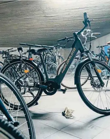  ?? Fotos: Steve Remesch ?? Alibaba und die 40 Fahrräder: Manche Gemeinscha­ftsgaragen und Keller in Mehrfamili­enhäusern sind echte Fundgruben für Diebe und Einbrecher.