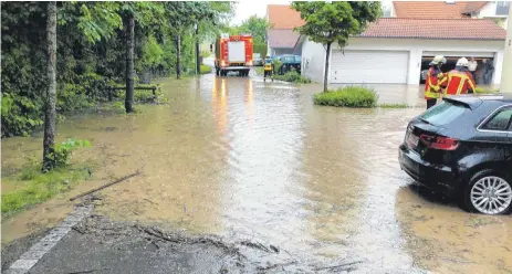  ?? FOTO: FEUERWEHR ?? Hier verläuft normalerwe­ise eine Straße: Der Rebhuhnweg in Bitzenhofe­n ist nach einem Starkregen im Mai überflutet.