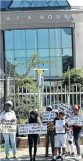  ?? / VELI NHLAPO ?? Soccer lovers protest against matchfixin­g in ABC Motsepe League at Safa House yesterday.