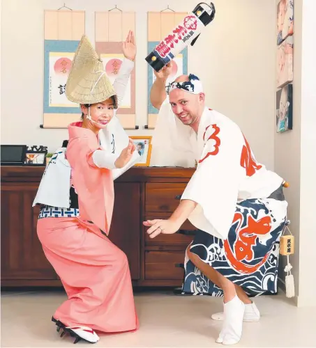  ?? Picture: RICHARD GOSLING ?? David Cowland-Cooper and his wife Masumi performing the traditiona­l Japanese dance awa odori.